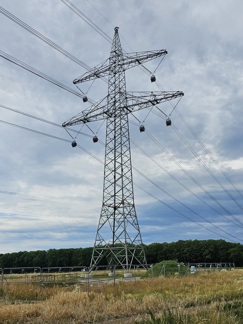 Baustelle für Leitungsbau auf landwirtschaftlicher Fläche