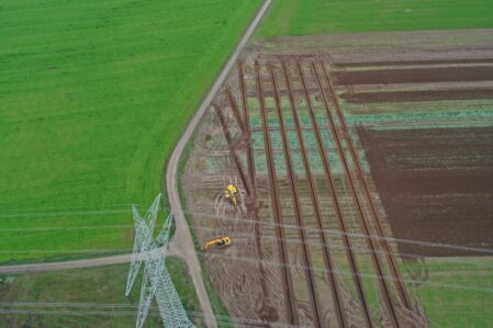 Leitungsbau einer Hochspannungsleitung über landwirtschaftlichen Flächen